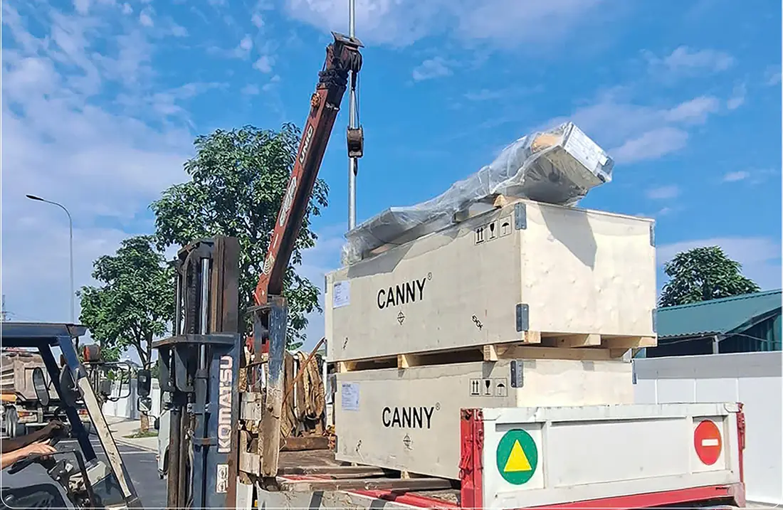 Thiết bị thang máy Canny được cẩu vào công trình tại Vinhomes Cổ Loa