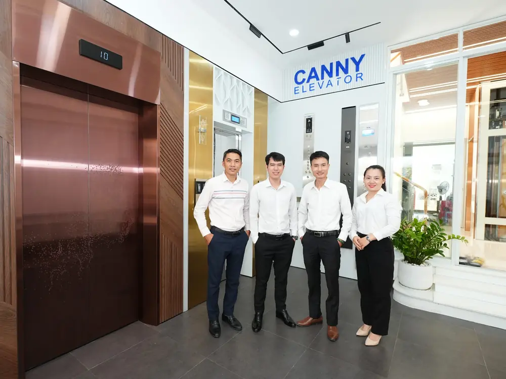 Đội ngũ PNT Việt Nam tại showroom thang máy Canny ở TP. Hồ Chí Minh