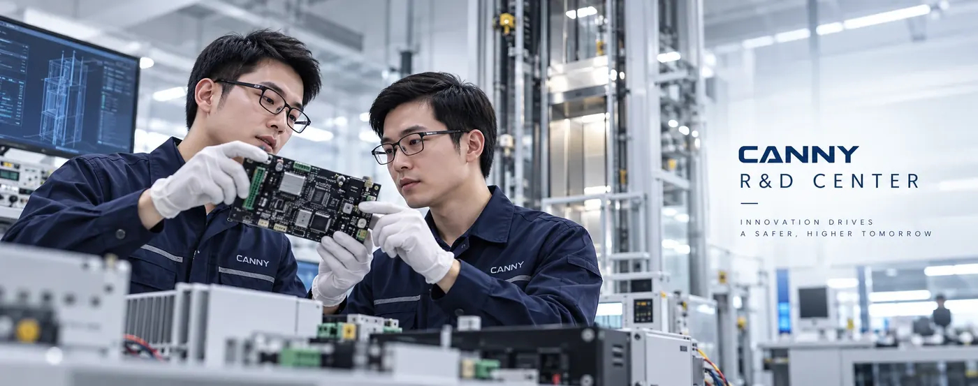 Kỹ sư trung tâm R&D Canny kiểm tra bo mạch điều khiển thang máy
